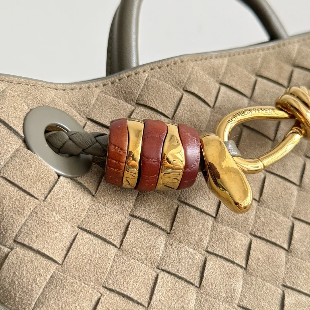 The new Andiamo batch of 3060 BV is shipped‼ ️The classic intercciato weaving process is used to create a soft bag, the metal knot is made of micro-cast aluminum using jewelry technology🪢, and the decorative beads are made of metal and hand-polished oak, allowing you to jump repeatedly between elegance and fun💃, making it unpredictable. Classic and versatile, it shows off your temperament, and the bag has a large capacity, making it very convenient for daily commuting! It has a variety of carrying methods, the shoulder straps can be adjusted by yourself, the original lambskin feels soft and delicate, and the unisex style breaks gender boundaries and brings a more practical and long-lasting use experience. The Andiamo, which has both elegant and casual styles, perfectly interprets the "fashionable old money style". Style number: 743568+wood hardware Color: suede cypress green Size: 25*22*10.5cm